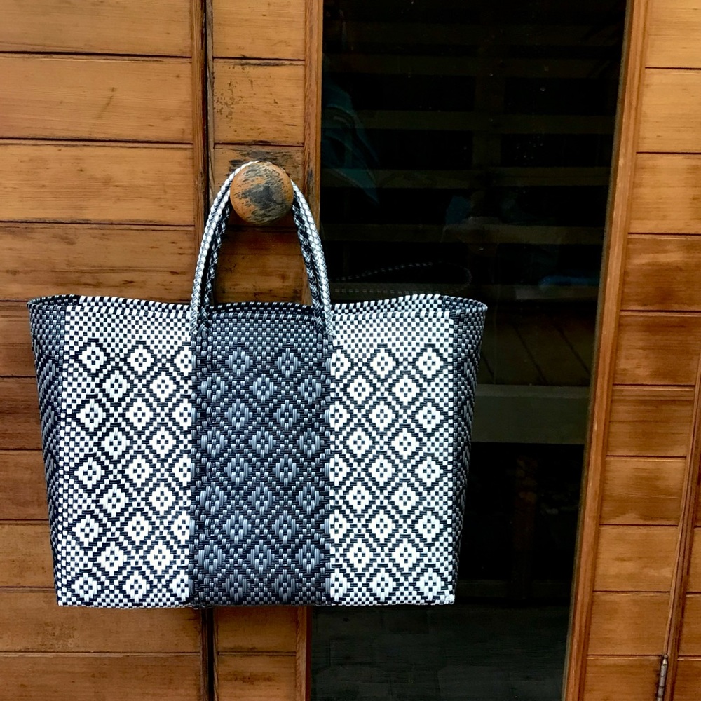 NWOT HANDWOVEN & SUSTAINABLE OVERSIZED TOTE BAG IN BLACK, GREY & WHITE, MEXICAN